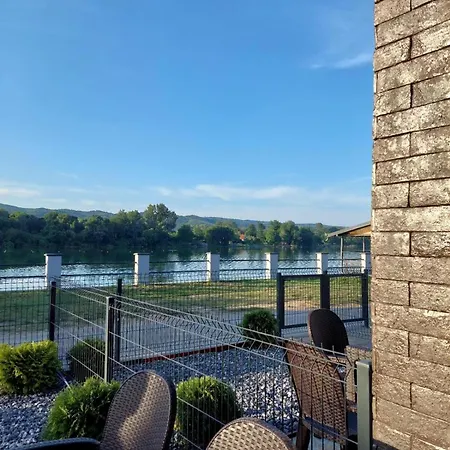 Lejka Srebrno Jezero アパート